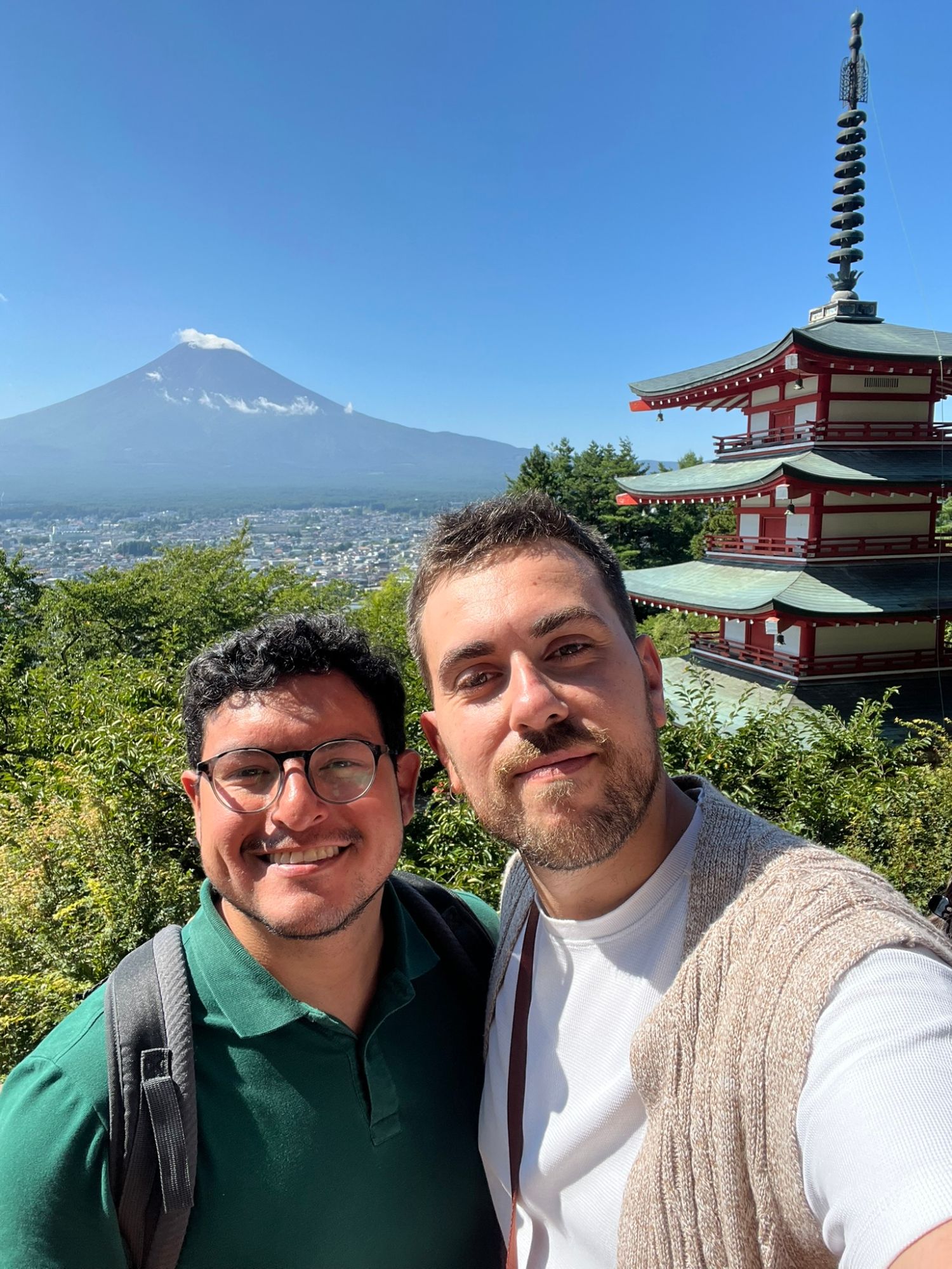 Juanca y David frente al monte Fuji